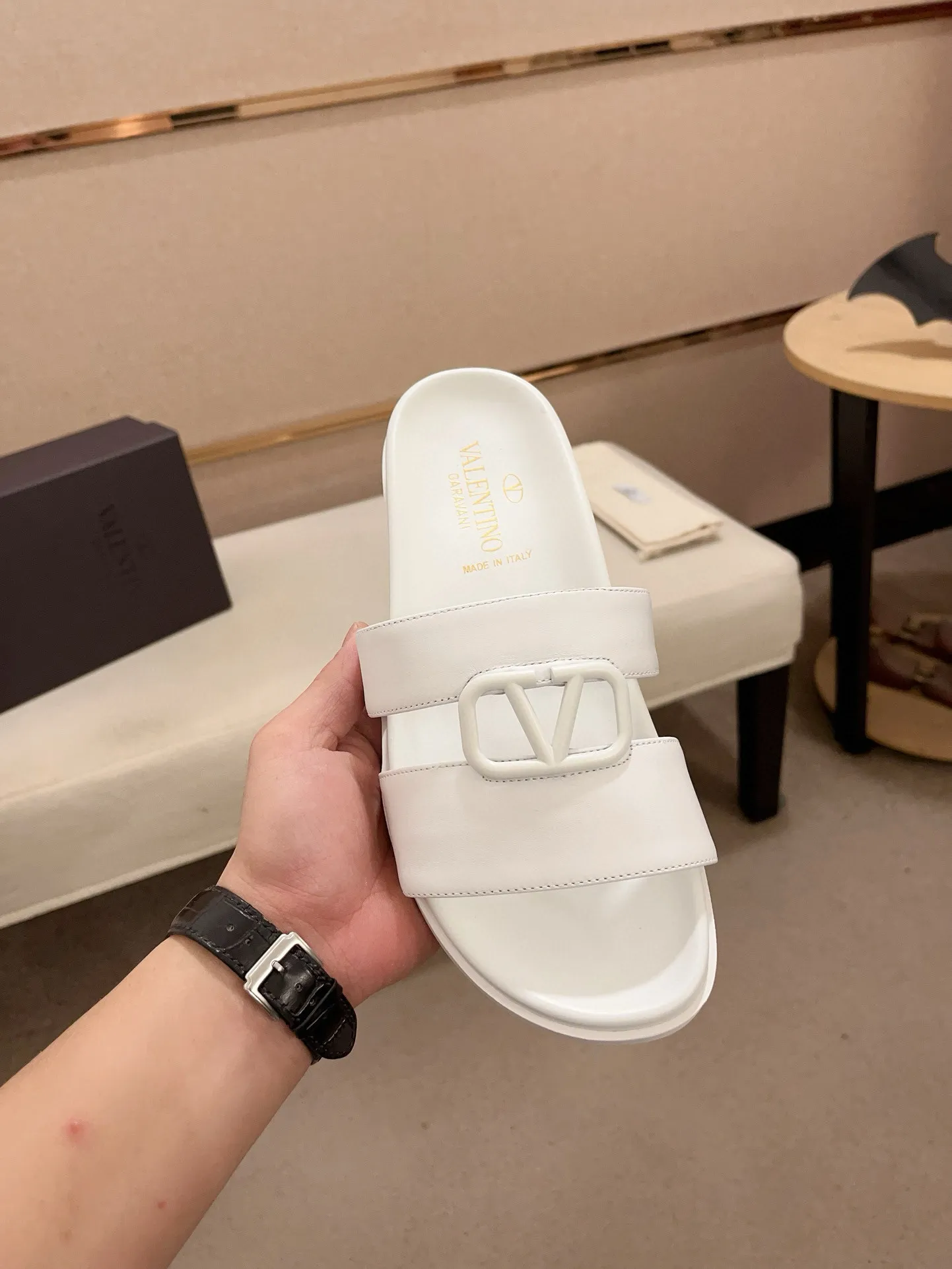 Men's shoes💰: 440💰[Valentino] New men's boutique slippers, counter quality, classic plaid, the actual workmanship is quite complex🔰The uppers are made of imported fabrics➕🐑Sheepskin lining, which tests the craftsman's craftsmanship➕original PU outsole. Size: 38-44 (45 can be customized, non-refundable)